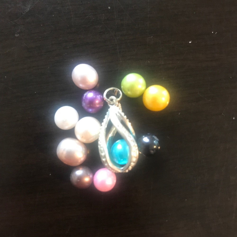 Pendant with 11 Oyster Pearls Different Colors VGC